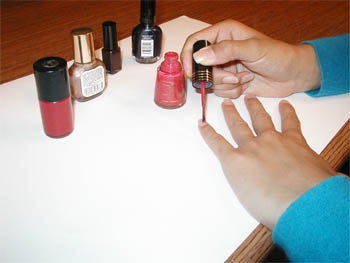 Painting finger nails